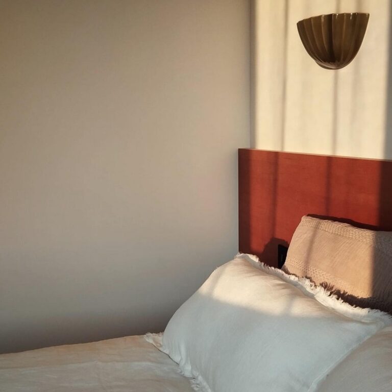 Intérieur , image d'une tête de lit et un luminaire